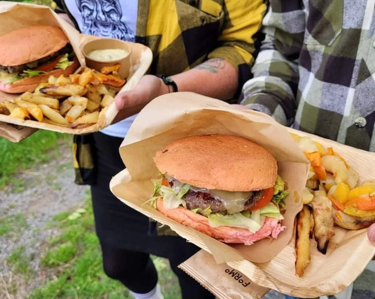 Hamburgare och pommes serverade i papperstråg från Foodtruck Dalsland