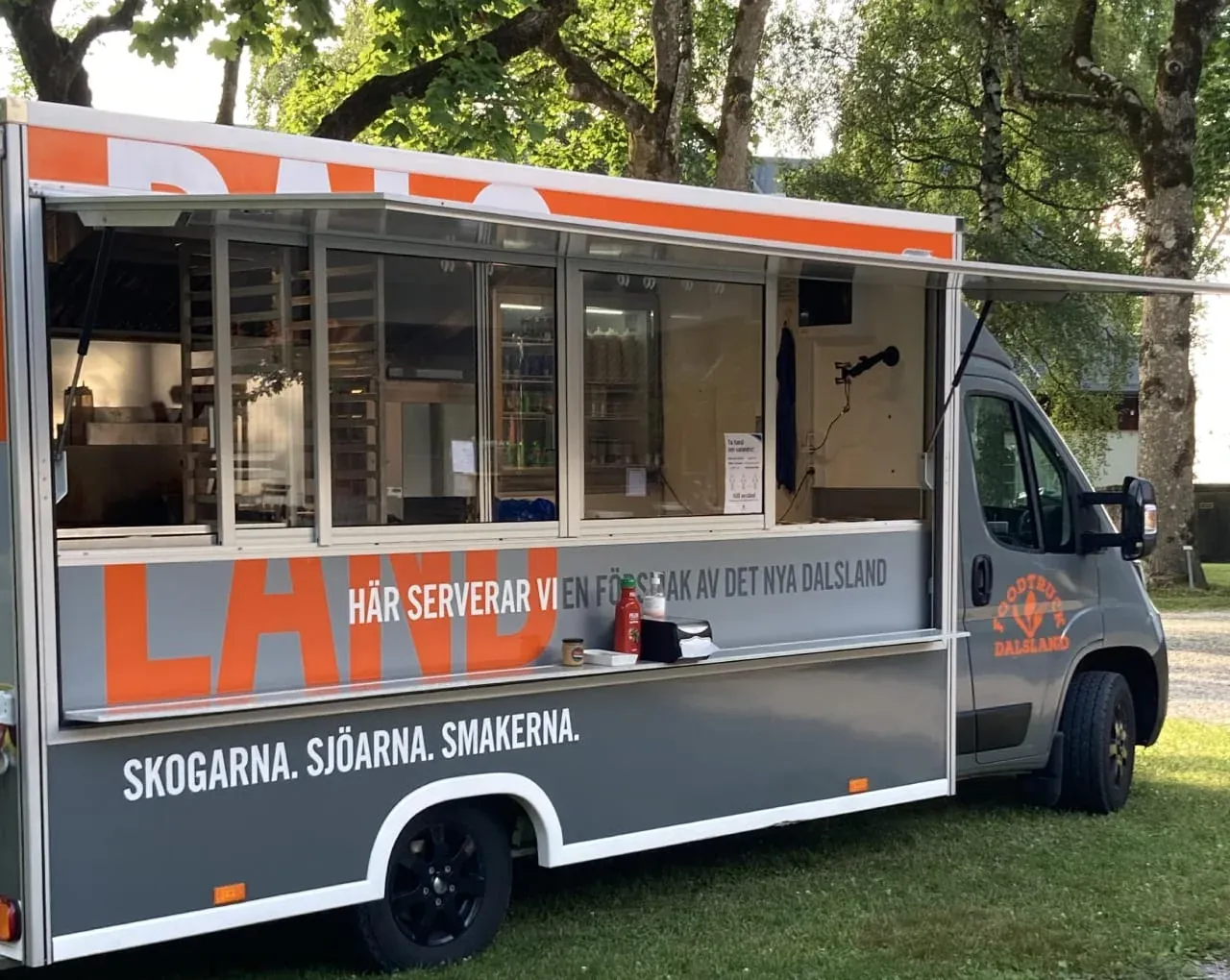 Foodtruck Dalslands truck med öppen serveringslucka